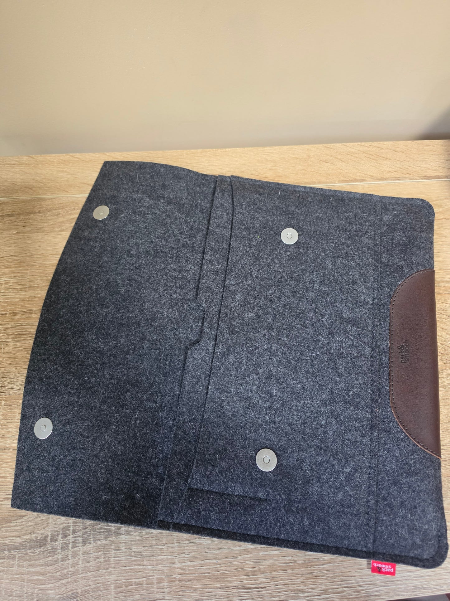 Pack & Smooch Wool Felt case for tablets under 13"