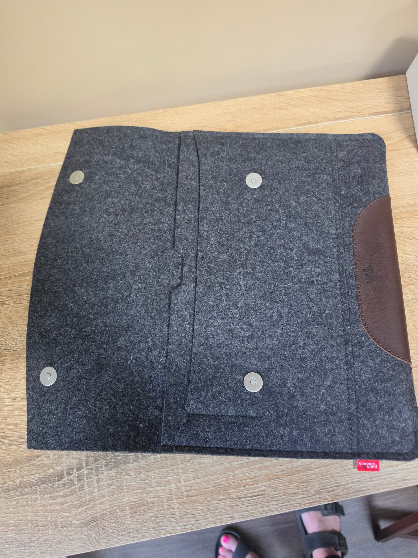 Pack & Smooch Wool Felt case for tablets under 13"