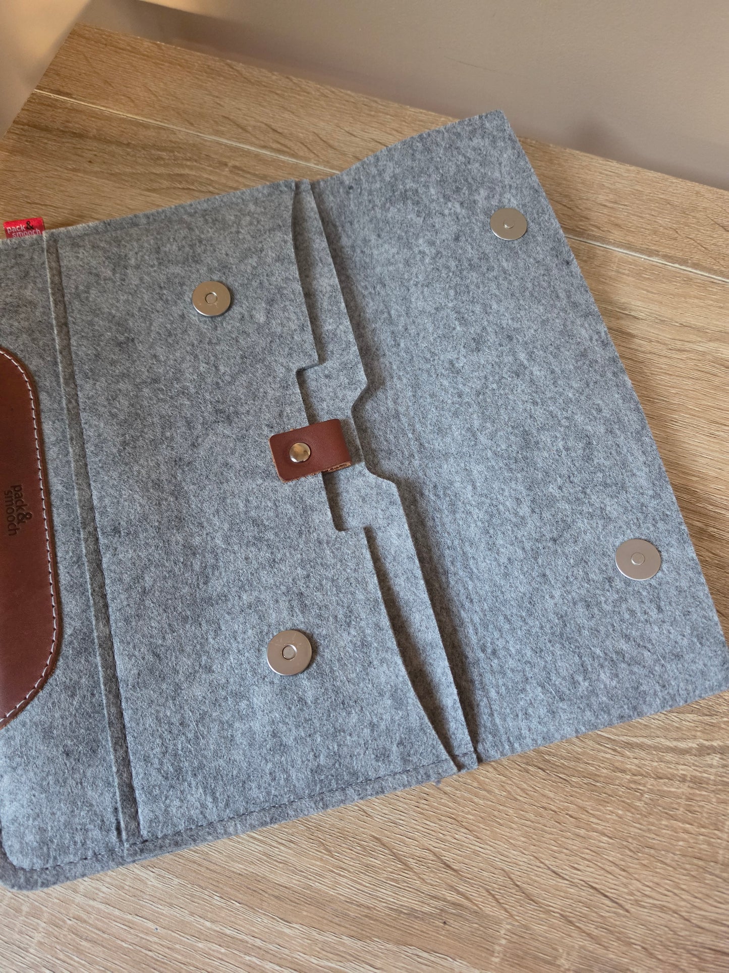 Pack & Smooch Wool Felt case for tablets 11" and under Light Gray