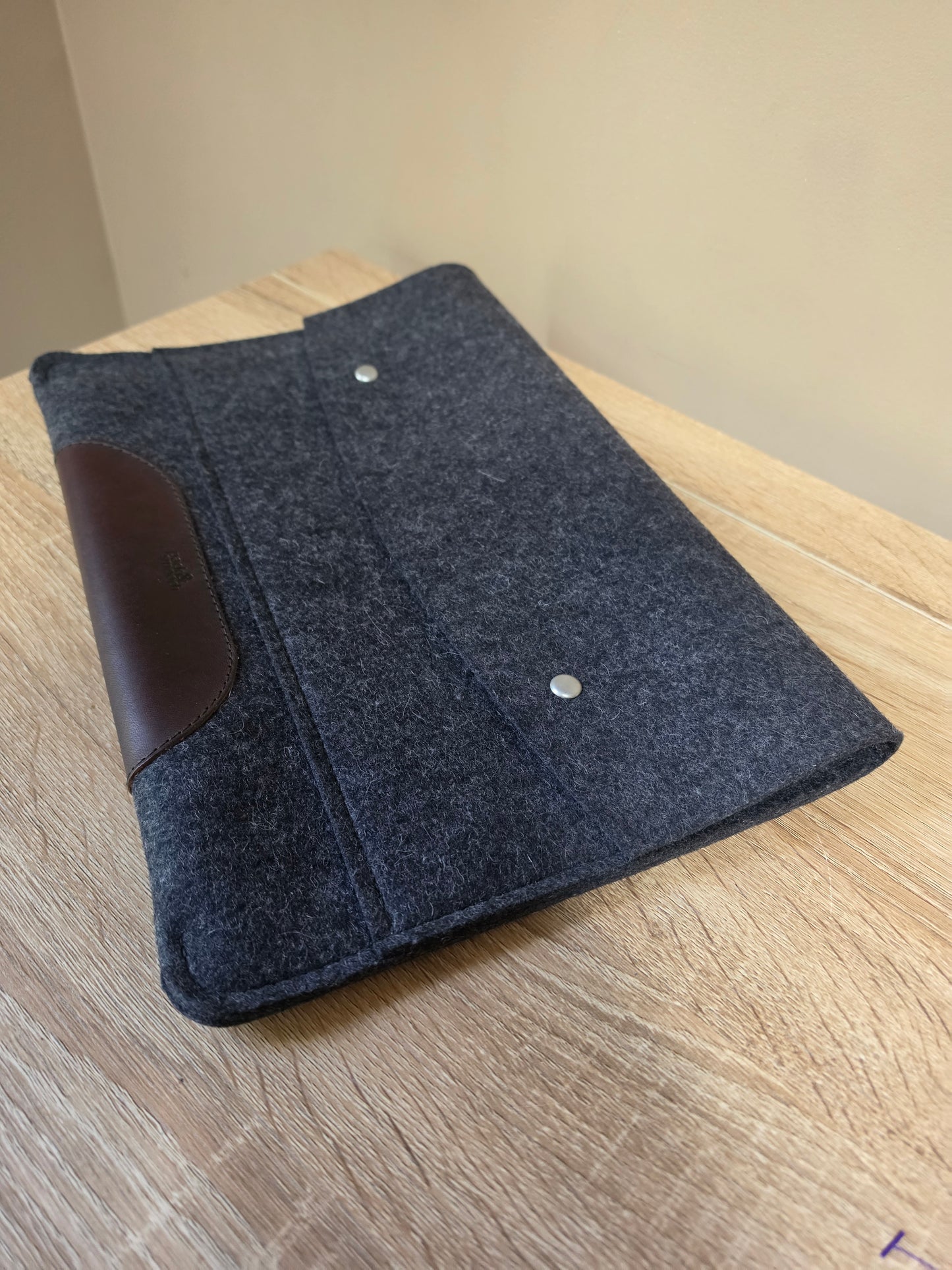 Pack & Smooch Wool Felt case for tablets under 13"