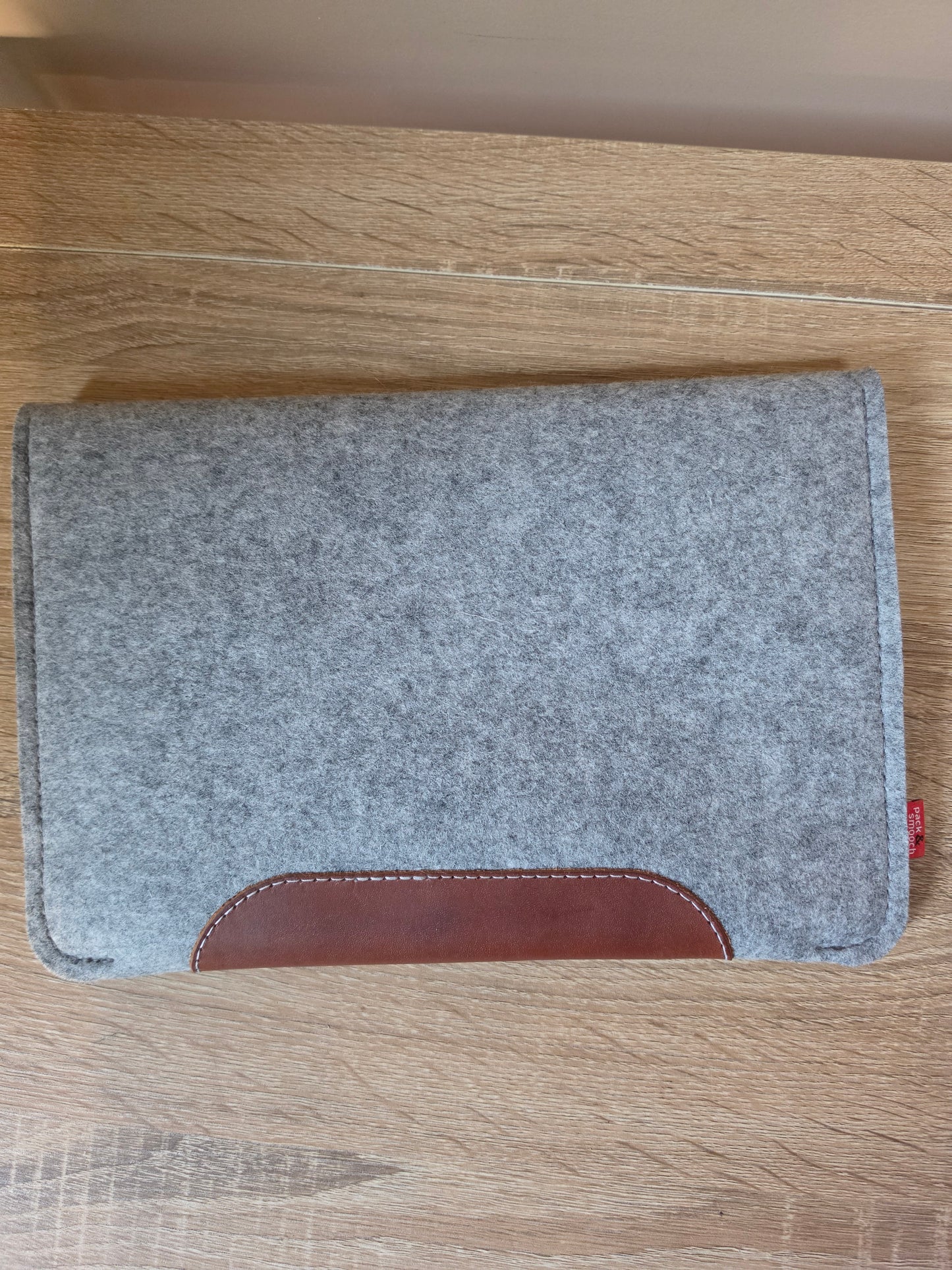 Pack & Smooch Wool Felt case for tablets 11" and under Light Gray